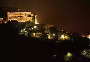 Cremolino by night